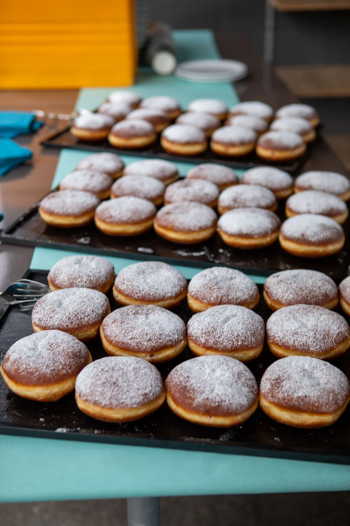 Die Bäckerei machte die Berliner für den Anlass. Impressionen des Spatenstichs der «Palme futura».